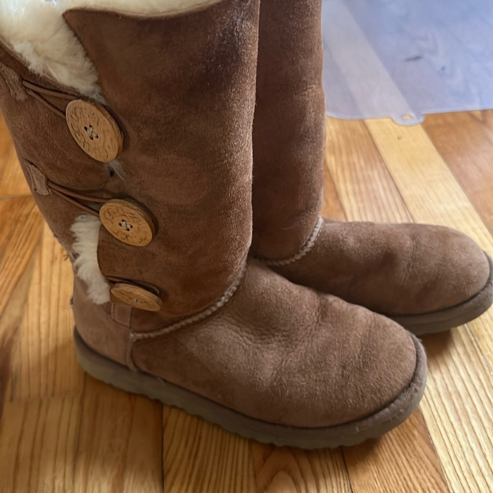 Ugg Button Bailey - image 1